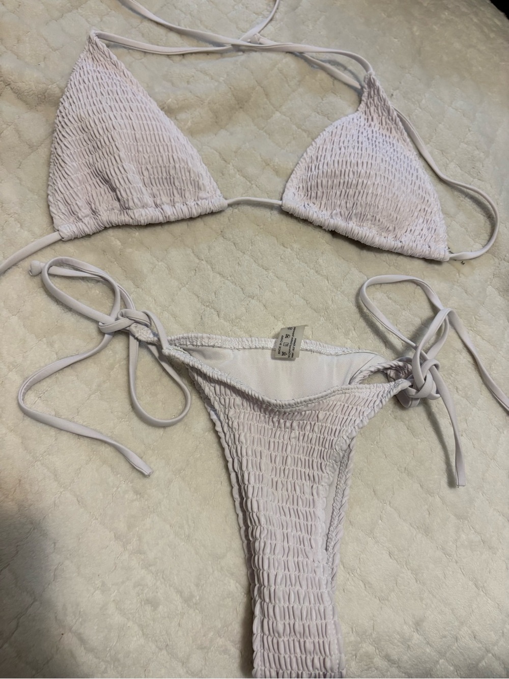 NWOT SHEIN white triangle bikini set. Textured material, size medium